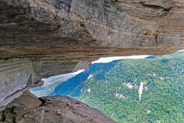 Chimney Rock Dağı 'nda asılı kayaların arasına bakıyorum..