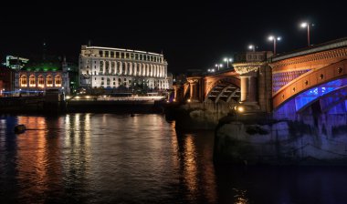 Geceleri bir Thames Nehri üzerinde göster