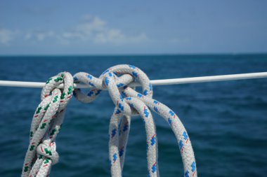 Gezinti gemisinde asılı halatlar
