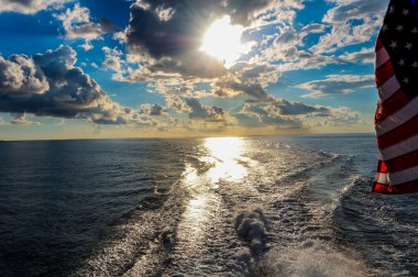 Uyku modundan çıkarma sonra cruize gemi ve Amerikan bayrağı