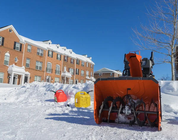 Soufflante à neige avec 2 pots d'huile — Photo