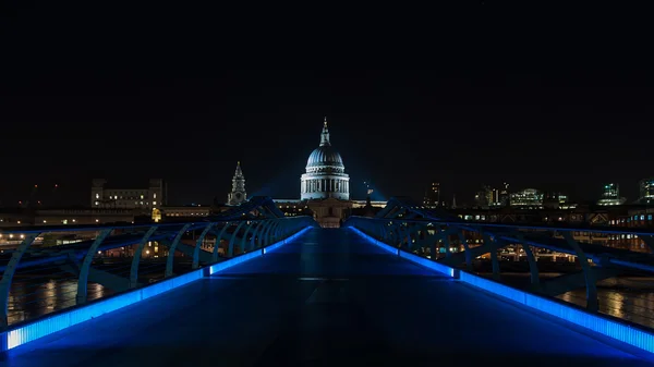 Millennium bridge i St Paul's Cathedral w Londynie — Zdjęcie stockowe