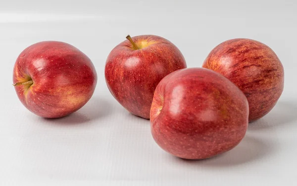 Vörös alma fehér háttér — Stock Fotó