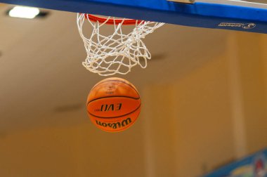KHARKIV, UKRAINE - 8 Ekim 2020: Wilson basketbol topu, yere yakın çekim. Ukrayna Basketbol Süper Ligi.