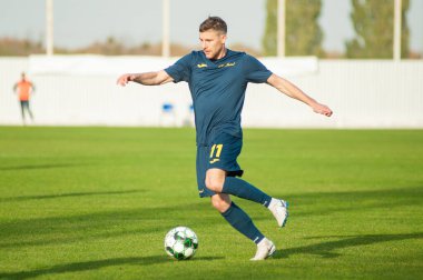 KHARKIV, UKRAINE - 9 Ekim 2020: Vladimir Tanchuk Profesyonel Lig FC Metal FC Energia 'ya karşı oynadığı futbol maçı sırasında