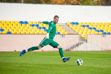 KHARKIV, UKRAINE - 9 Ekim 2020: Sergey Dvornik FC Energia 'nın kalecisi Profesyonel Lig - FC Metal maçında