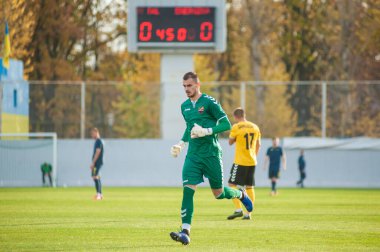 KHARKIV, UKRAINE - 9 Ekim 2020: Sergey Dvornik FC Energia 'nın kalecisi Profesyonel Lig - FC Metal maçında