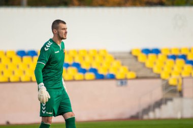 KHARKIV, UKRAINE - 9 Ekim 2020: Sergey Dvornik FC Energia 'nın kalecisi Profesyonel Lig - FC Metal maçında