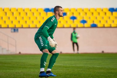 KHARKIV, UKRAINE - 9 Ekim 2020: Sergey Dvornik FC Energia 'nın kalecisi Profesyonel Lig - FC Metal maçında