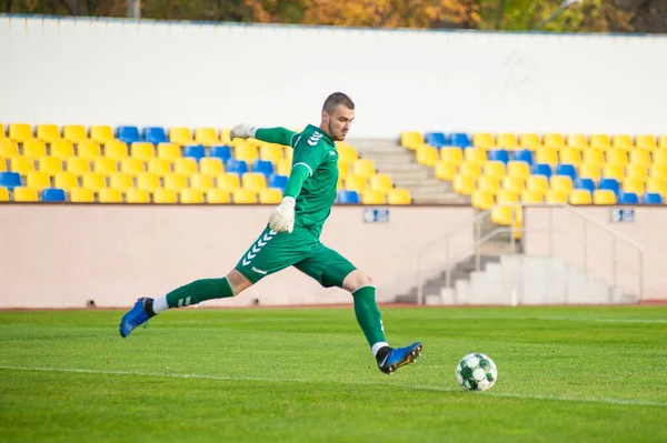 KHARKIV, UKRAINE - 9 Ekim 2020: Sergey Dvornik FC Energia 'nın kalecisi Profesyonel Lig - FC Metal maçında