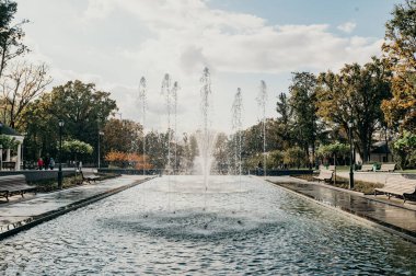 KHARKIV, UKRAINE - 20 Ekim 2020: Kharkov 'daki Taras Shevchenko Bahçesindeki Çeşme.