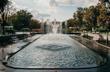 KHARKIV, UKRAINE - 20 Ekim 2020: Kharkov 'daki Taras Shevchenko Bahçesindeki Çeşme.