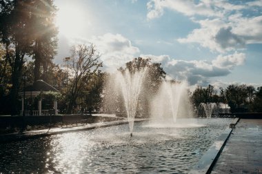 KHARKIV, UKRAINE - 20 Ekim 2020: Kharkov 'daki Taras Shevchenko Bahçesindeki Çeşme.
