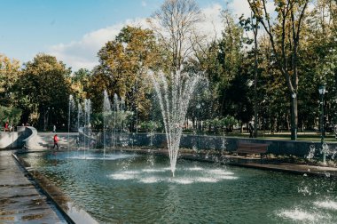 KHARKIV, UKRAINE - 20 Ekim 2020: Kharkov 'daki Taras Shevchenko Bahçesindeki Çeşme.