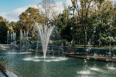 KHARKIV, UKRAINE - 20 Ekim 2020: Kharkov 'daki Taras Shevchenko Bahçesindeki Çeşme.