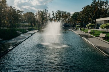 KHARKIV, UKRAINE - 20 Ekim 2020: Kharkov 'daki Taras Shevchenko Bahçesindeki Çeşme.
