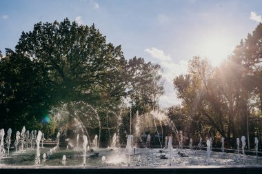 KHARKIV, UKRAINE - 20 Ekim 2020: Kharkov 'daki Taras Shevchenko Bahçesindeki Çeşme.