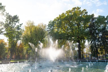 KHARKIV, UKRAINE - 20 Ekim 2020: Kharkov 'daki Taras Shevchenko Bahçesindeki Çeşme.