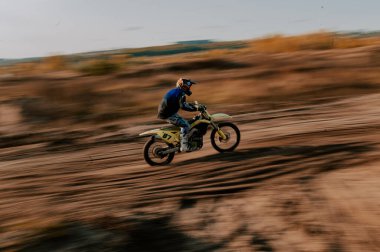 KHARKOV, UKRAINE - 25 Ekim 2020: Tanımlanamayan motokros sürücülerini eğitmek 