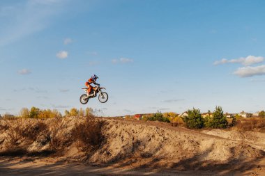 KHARKOV, UKRAINE - 25 Ekim 2020: Tanımlanamayan motokros sürücülerini eğitmek 