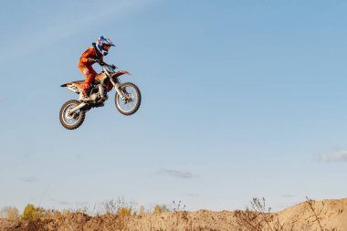 KHARKOV, UKRAINE - 25 Ekim 2020: Tanımlanamayan motokros sürücülerini eğitmek 