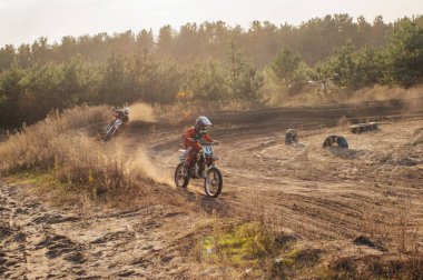 KHARKOV, UKRAINE - 25 Ekim 2020: Tanımlanamayan motokros sürücülerini eğitmek 