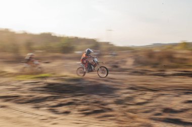 KHARKOV, UKRAINE - 25 Ekim 2020: Tanımlanamayan motokros sürücülerini eğitmek 