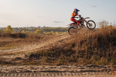 KHARKOV, UKRAINE - 25 Ekim 2020: Tanımlanamayan motokros sürücülerini eğitmek 