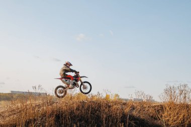 KHARKOV, UKRAINE - 25 Ekim 2020: Tanımlanamayan motokros sürücülerini eğitmek 