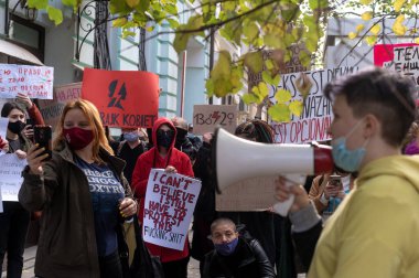 KHARKIV, UKRAINE - 26 Ekim 2020: Polonya Büyükelçiliği yakınlarındaki Kharkov 'da kürtajı destekleme ve hamileliğin sona erdirilmesine yönelik eylem.