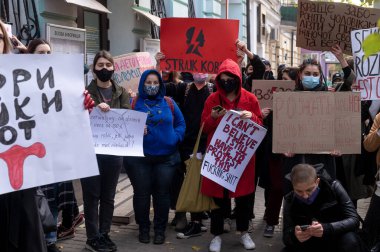 KHARKIV, UKRAINE - 26 Ekim 2020: Polonya Büyükelçiliği yakınlarındaki Kharkov 'da kürtajı destekleme ve hamileliğin sona erdirilmesine yönelik eylem.