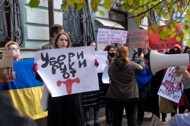KHARKIV, UKRAINE - 26 Ekim 2020: Polonya Büyükelçiliği yakınlarındaki Kharkov 'da kürtajı destekleme ve hamileliğin sona erdirilmesine yönelik eylem.