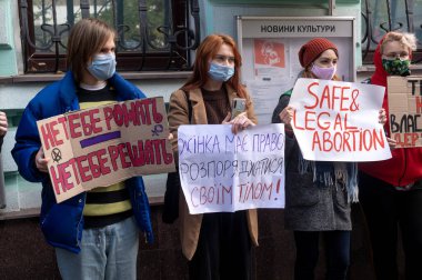 KHARKIV, UKRAINE - 26 Ekim 2020: Polonya Büyükelçiliği yakınlarındaki Kharkov 'da kürtajı destekleme ve hamileliğin sona erdirilmesine yönelik eylem.