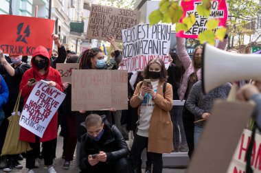 KHARKIV, UKRAINE - 26 Ekim 2020: Polonya Büyükelçiliği yakınlarındaki Kharkov 'da kürtajı destekleme ve hamileliğin sona erdirilmesine yönelik eylem.