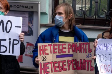 KHARKIV, UKRAINE - 26 Ekim 2020: Polonya Büyükelçiliği yakınlarındaki Kharkov 'da kürtajı destekleme ve hamileliğin sona erdirilmesine yönelik eylem.