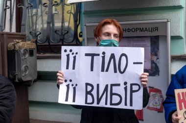 KHARKIV, UKRAINE - 26 Ekim 2020: Polonya Büyükelçiliği yakınlarındaki Kharkov 'da kürtajı destekleme ve hamileliğin sona erdirilmesine yönelik eylem.