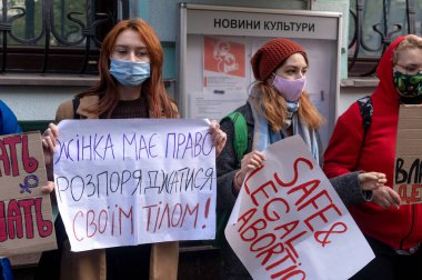 KHARKIV, UKRAINE - 26 Ekim 2020: Polonya Büyükelçiliği yakınlarındaki Kharkov 'da kürtajı destekleme ve hamileliğin sona erdirilmesine yönelik eylem.