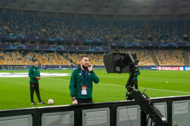 KYIV, UKRAINE - 27 Ekim 2020: Hakem Georgi Kabakov UEFA Şampiyonlar Ligi B Grubu FC Shakhtar ve Internazionale maçında
