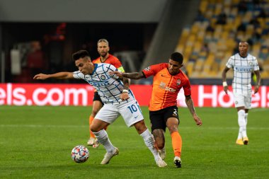 KYIV, UKRAINE - 27 Ekim 2020 Lautaro Martnez ve Dodo, UEFA Şampiyonlar Ligi B Grubu FC Shakhtar ve Internazionale maçında