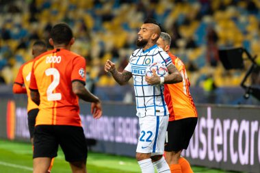 KYIV, UKRAINE - 27 Ekim 2020: Arturo Vidal UEFA Şampiyonlar Ligi B Grubunun FC Shakhtar ve Internazionale maçında