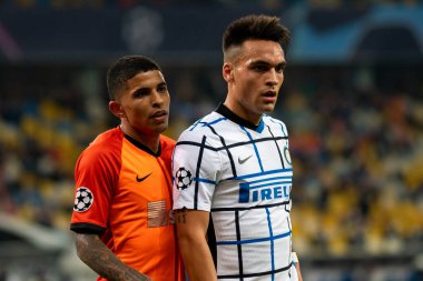 KYIV, UKRAINE - 27 Ekim 2020: Lautaro Martinez, UEFA Şampiyonlar Ligi B Grubu FC Shakhtar ve Internazionale maçında Dodo 'ya karşı.