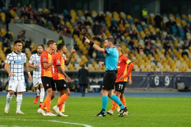 KYIV, UKRAINE - 27 Ekim 2020: Hakem Georgi Kabakov ve futbol oyuncuları UEFA Şampiyonlar Ligi B Grubu FC Shakhtar - Internazionale maçında