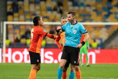 KYIV, UKRAINE - 27 Ekim 2020: Hakem Georgi Kabakov ve futbol oyuncuları UEFA Şampiyonlar Ligi B Grubu FC Shakhtar - Internazionale maçında