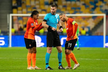 KYIV, UKRAINE - 27 Ekim 2020: Hakem Georgi Kabakov ve futbol oyuncuları UEFA Şampiyonlar Ligi B Grubu FC Shakhtar - Internazionale maçında