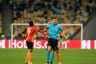 KYIV, UKRAINE - 27 Ekim 2020: Hakem Georgi Kabakov ve futbol oyuncuları UEFA Şampiyonlar Ligi B Grubu FC Shakhtar - Internazionale maçında