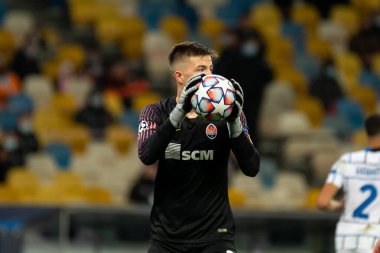 KYIV, UKRAINE - 27 Ekim 2020: UEFA Şampiyonlar Ligi B Grubu FC Shakhtar ve Internazionale maçında Anadolu Trubin kalecisi