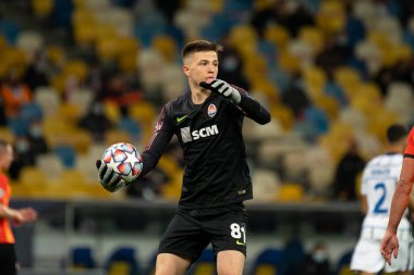 KYIV, UKRAINE - 27 Ekim 2020: UEFA Şampiyonlar Ligi B Grubu FC Shakhtar ve Internazionale maçında Anadolu Trubin kalecisi