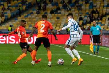 KYIV, UKRAINE - 27 Ekim 2020: Alessandro Bastoni, UEFA Şampiyonlar Ligi B Grubu FC Shakhtar ve Internazionale maçında Dodo ve Tete 'ye karşı.