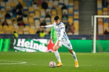 KYIV, UKRAINE - 27 Ekim 2020: Alessandro Bastoni UEFA Şampiyonlar Ligi B Grubu FC Shakhtar ve Internazionale maçında