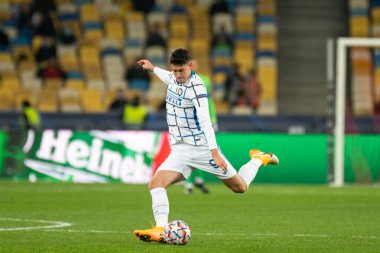 KYIV, UKRAINE - 27 Ekim 2020: Alessandro Bastoni UEFA Şampiyonlar Ligi B Grubu FC Shakhtar ve Internazionale maçında